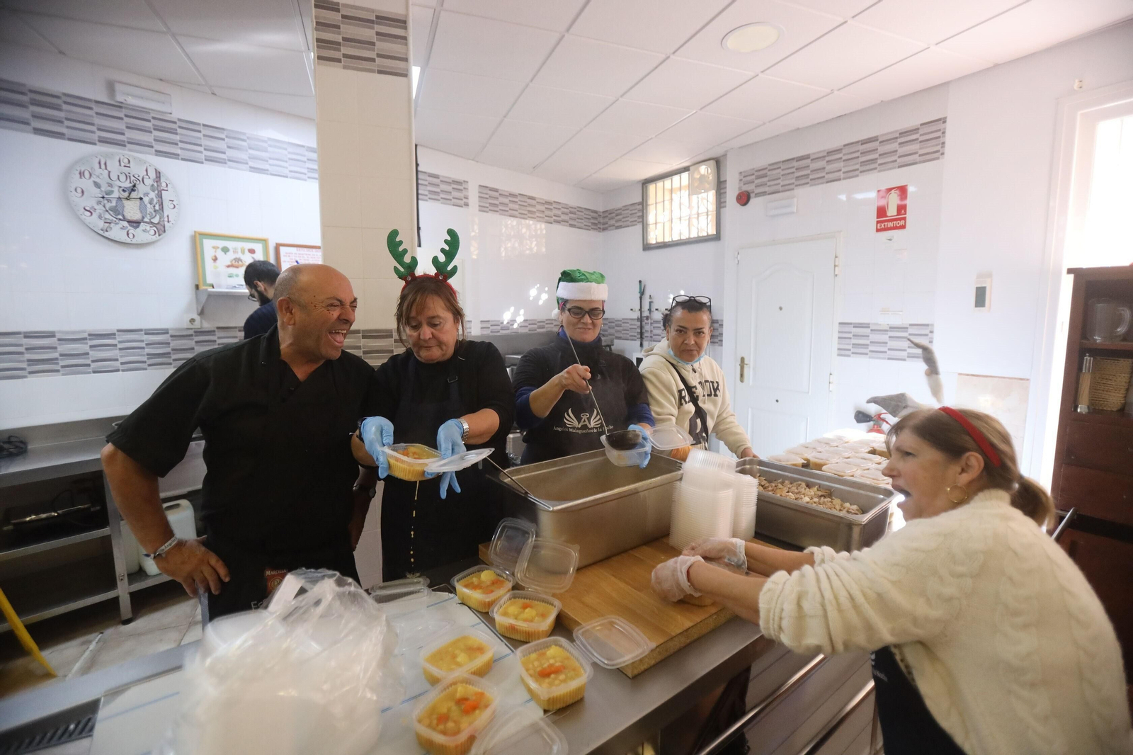 Las manos de la solidaridad en Málaga, en fotos