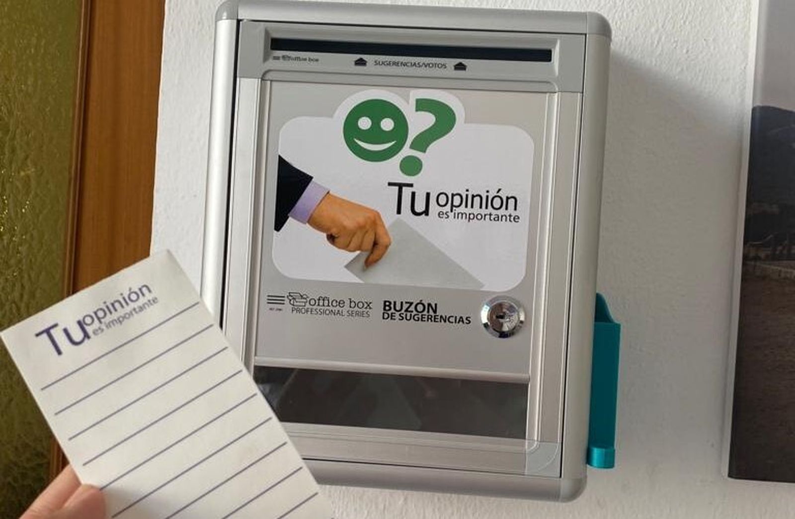 Buzón de sugerencias en el Ayuntamiento de Aroche.