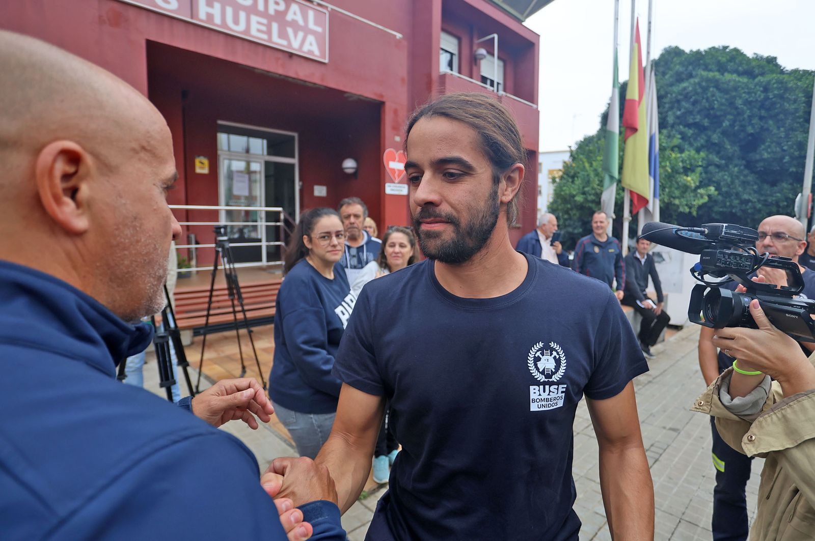 Imágenes de la partida de los bomberos de BUSF Huelva hacia Valencia