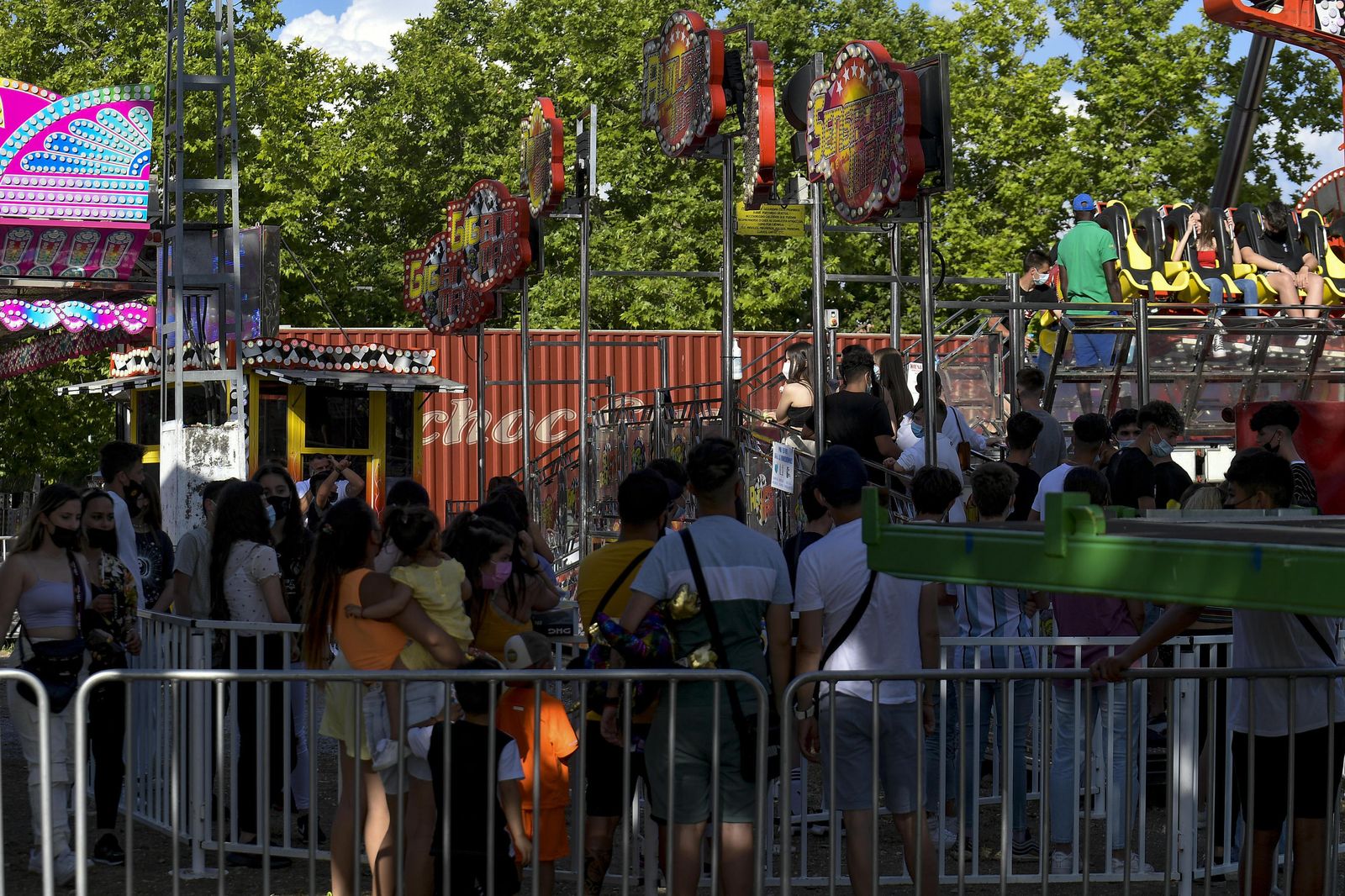 Atracciones de feria, columpios, niños y vida en el Corpus 2021