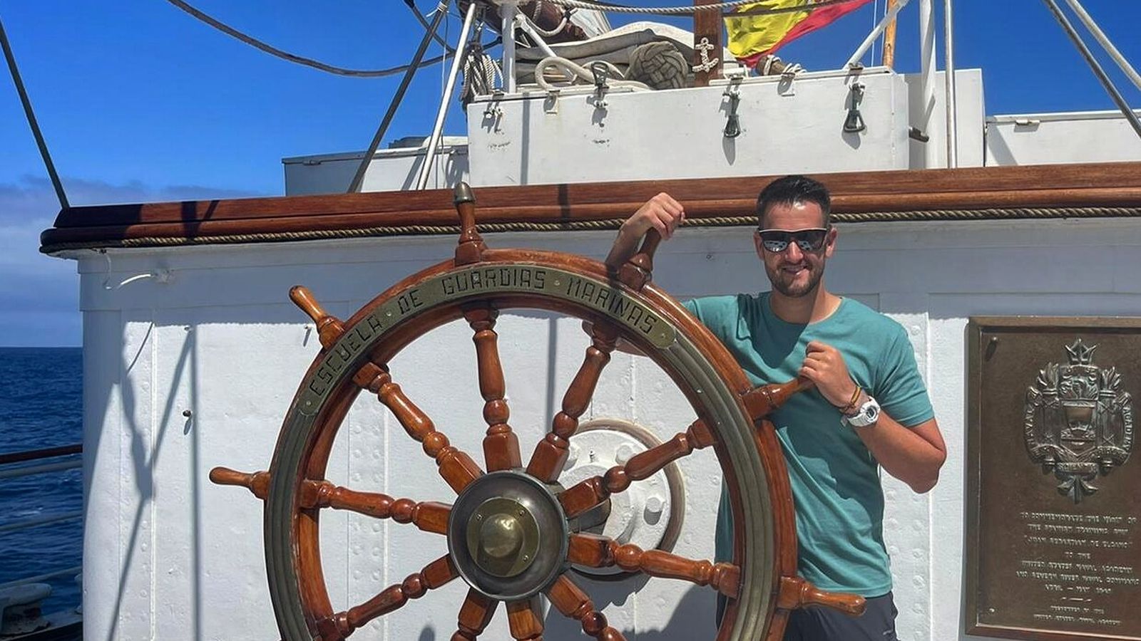 Oliver con el timón del Elcano