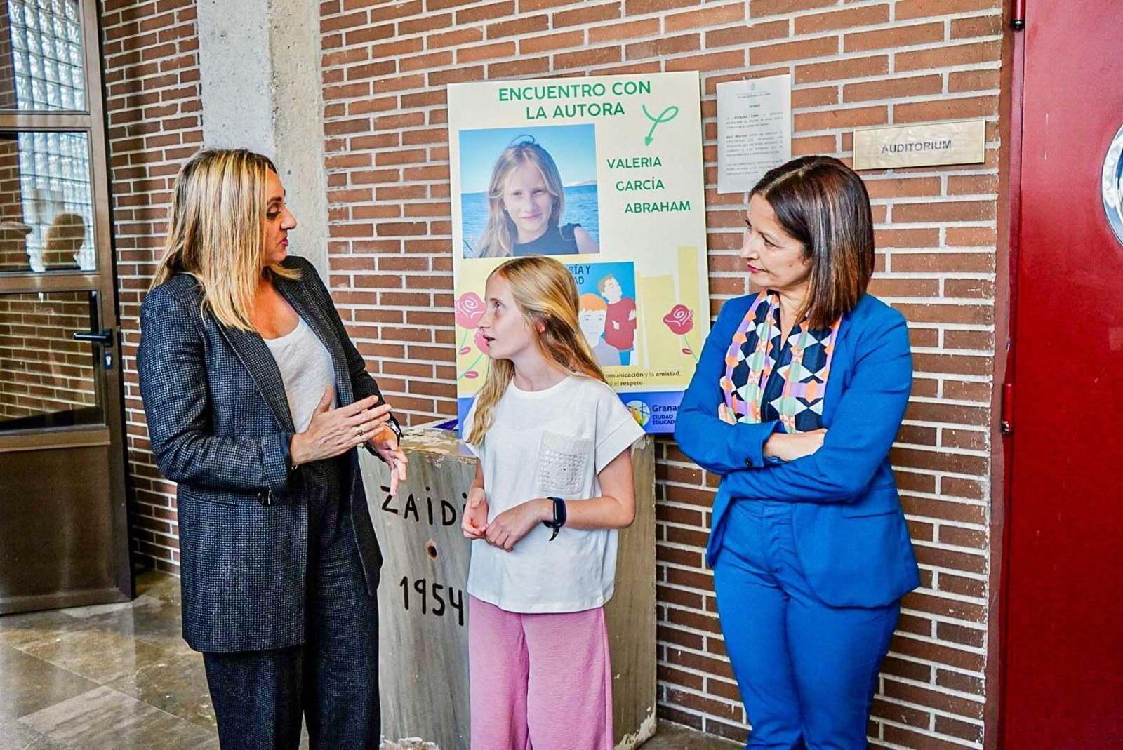 Carazo escucha a la autora del libro