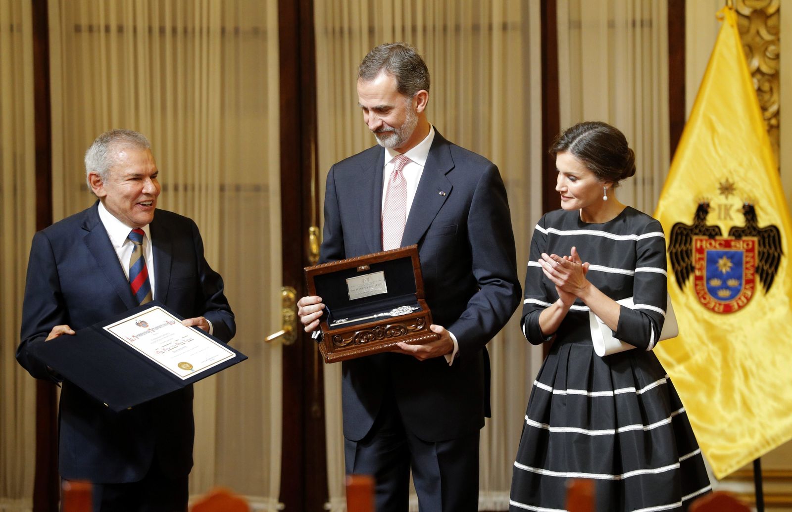 Doña Letizia aterriza en Perú y luce un look de 5000 euros