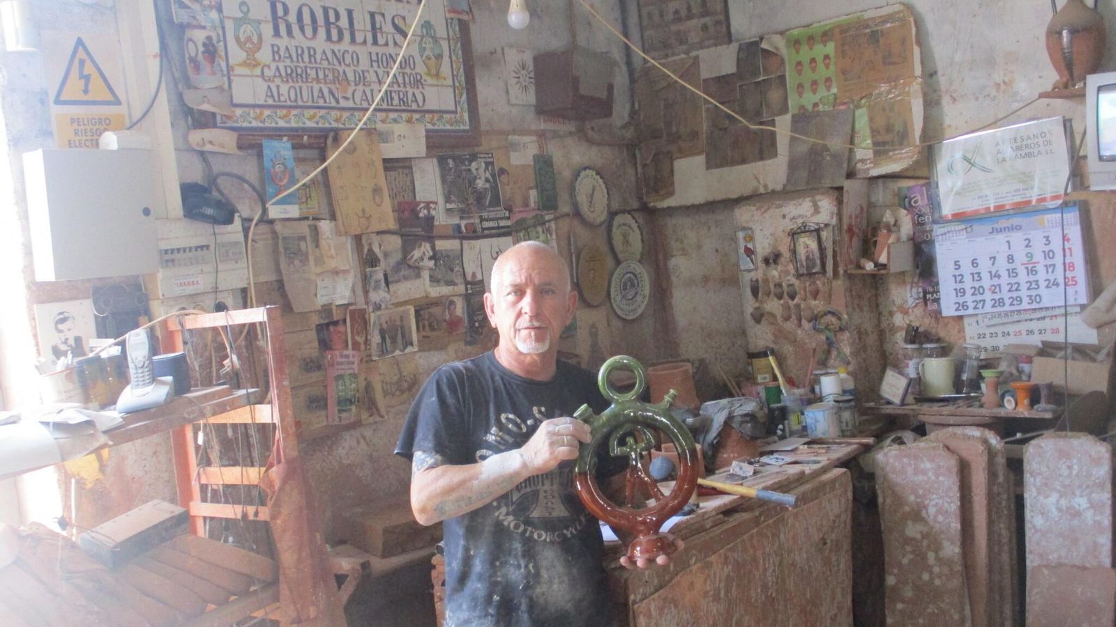 Robles en su taller de Barranco Hondo con uno de sus botijos Indalo.