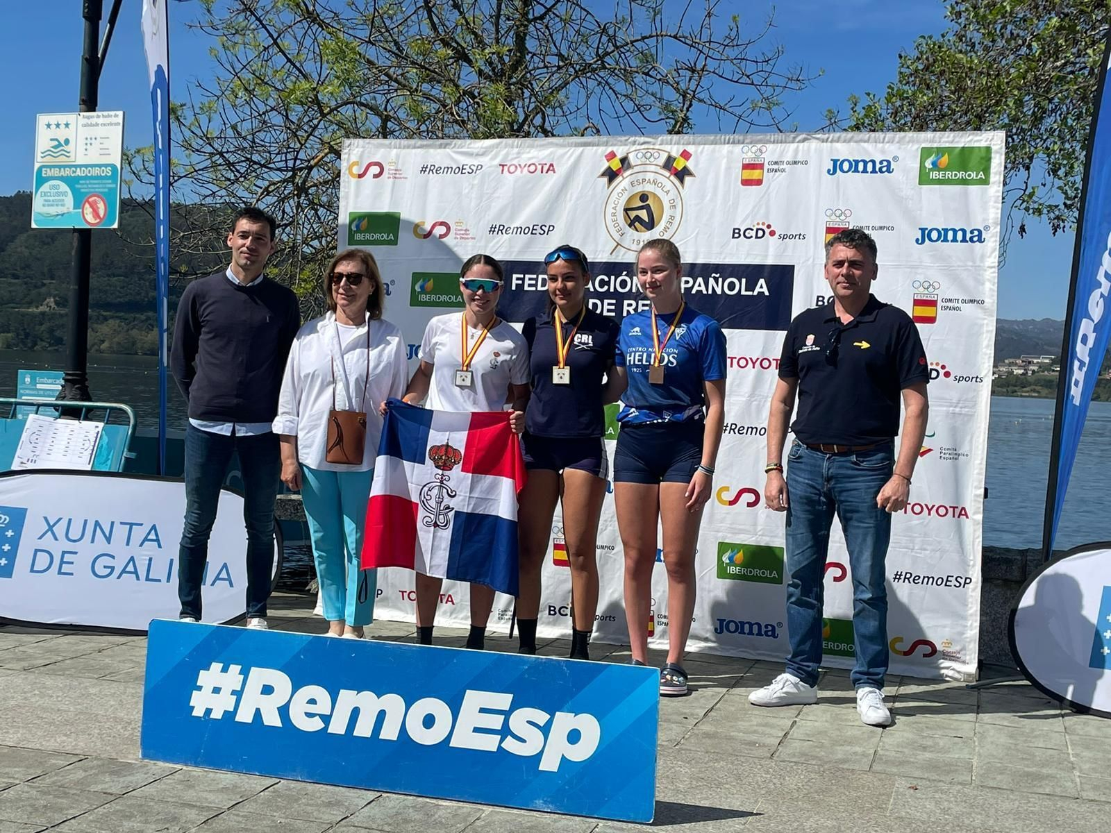 El podio skiff juvenil femenino en Orense, con Esther Fuerte en el centro, de azul