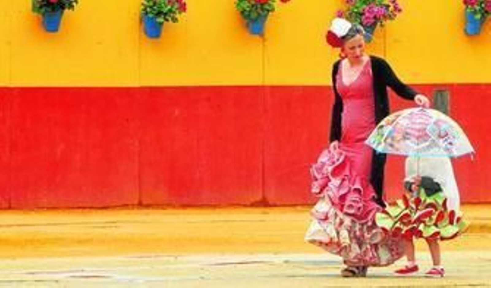 Una mujer vestida de gitana acompañada de una niña pequeña abandonan el recinto ferial por la lluvia.