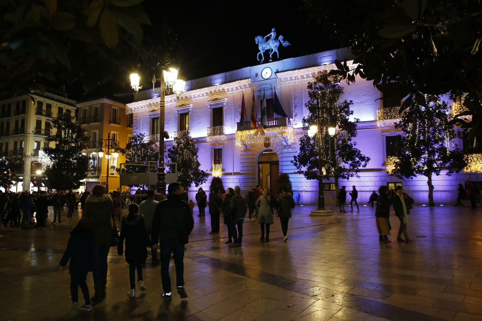 Granada se llena de luces y color con el encendido de la Navidad 2019, en imágenes
