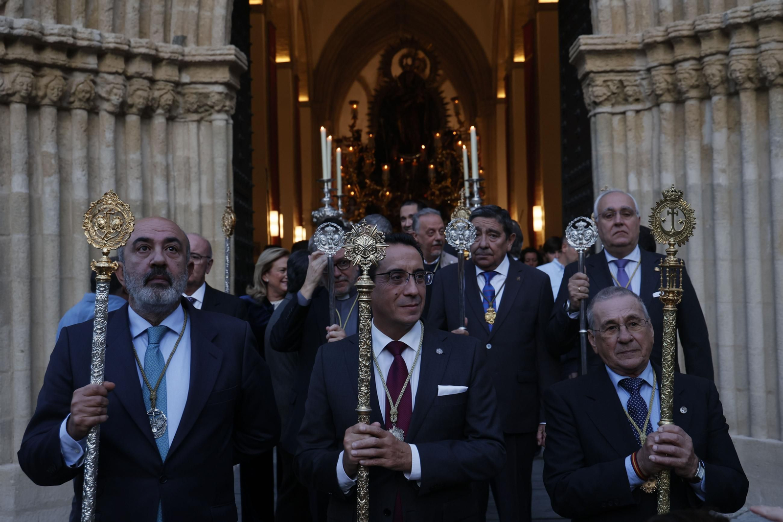 La Reina De los Santos recorre las calles de su barrio