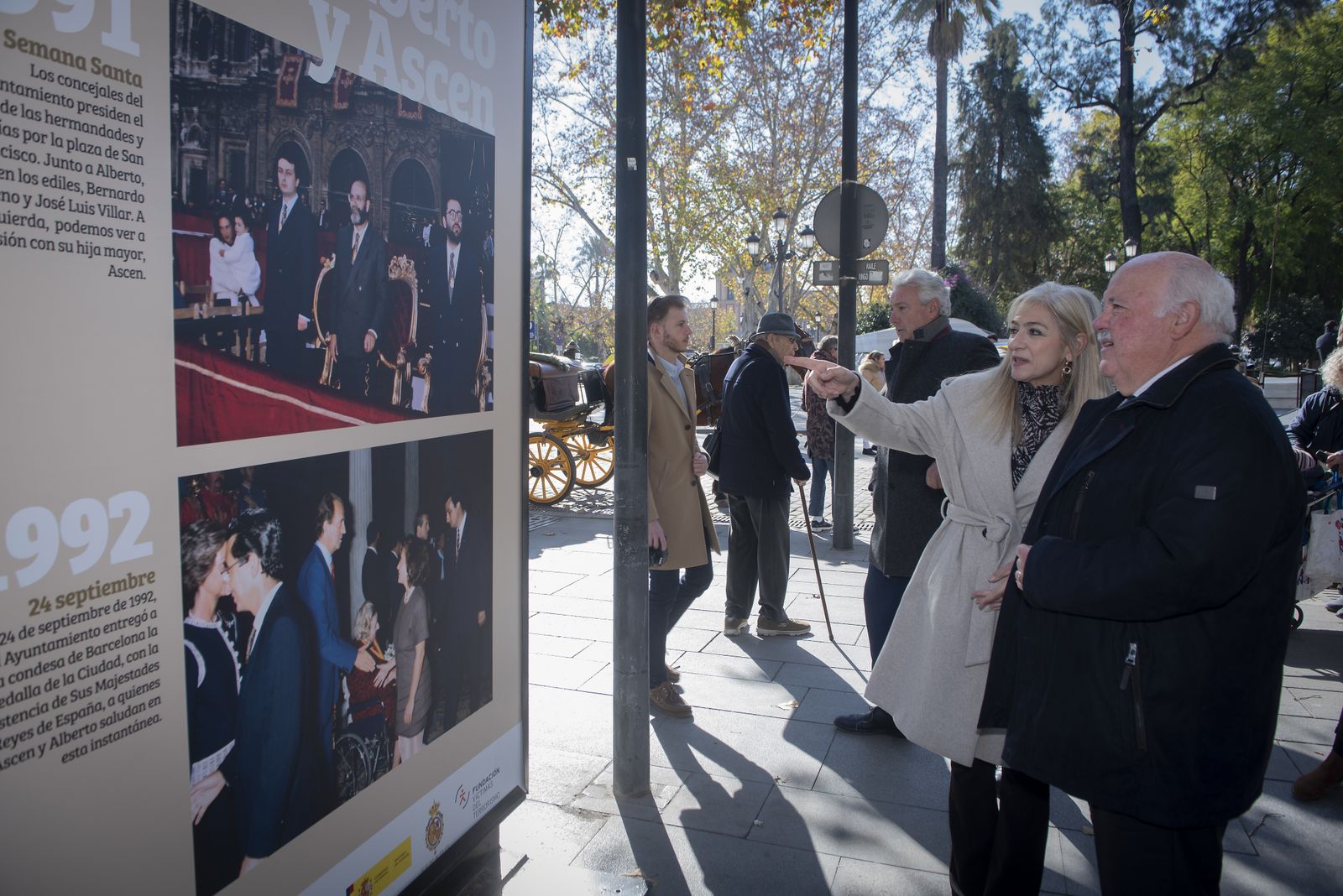 Imágenes de la exposición de mupis en la Puerta de Jerez sobre Alberto y Ascensión