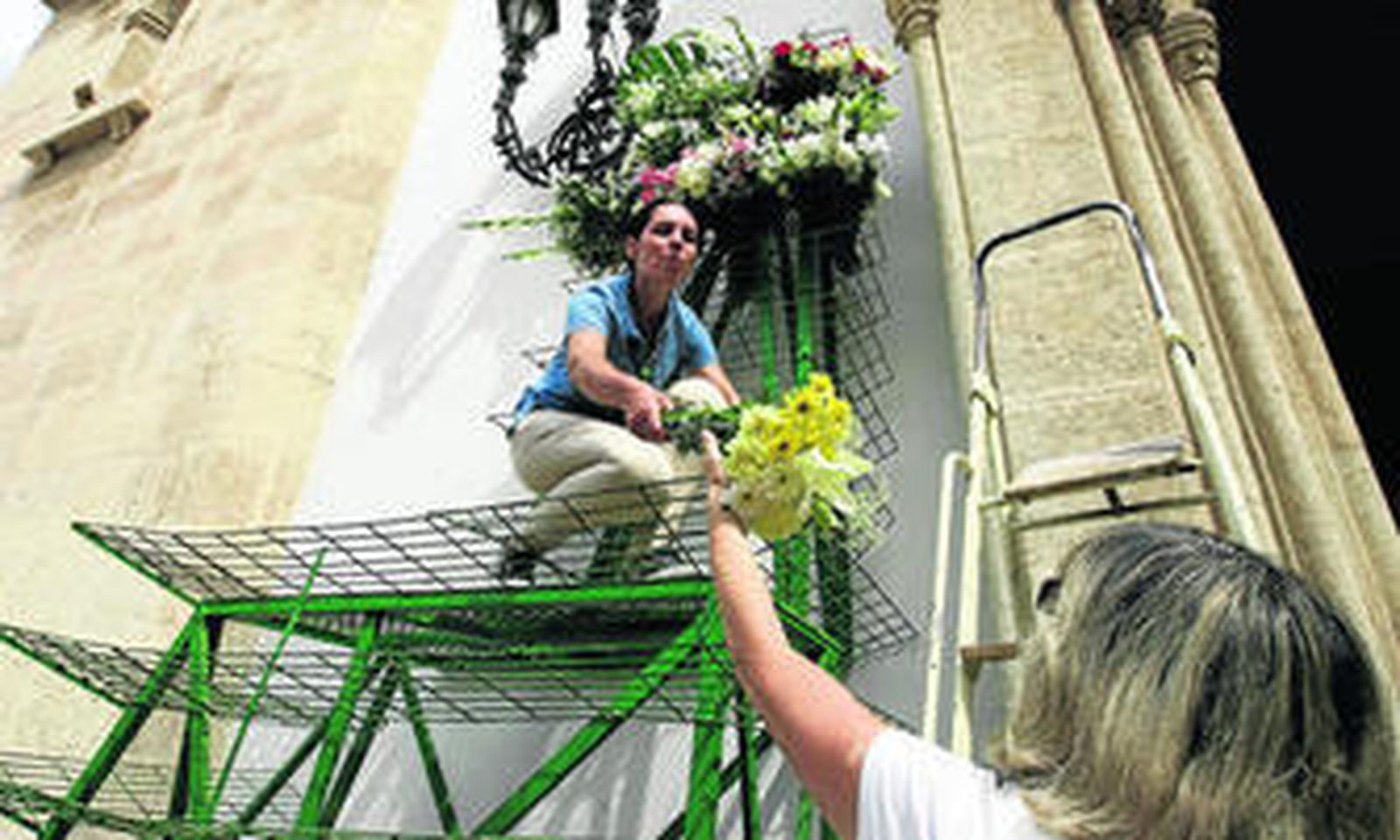 En las puertas del Santuario se crearon a ambos lados dos tapices de flores con los ramos entregados por los almerienses a su patrona.