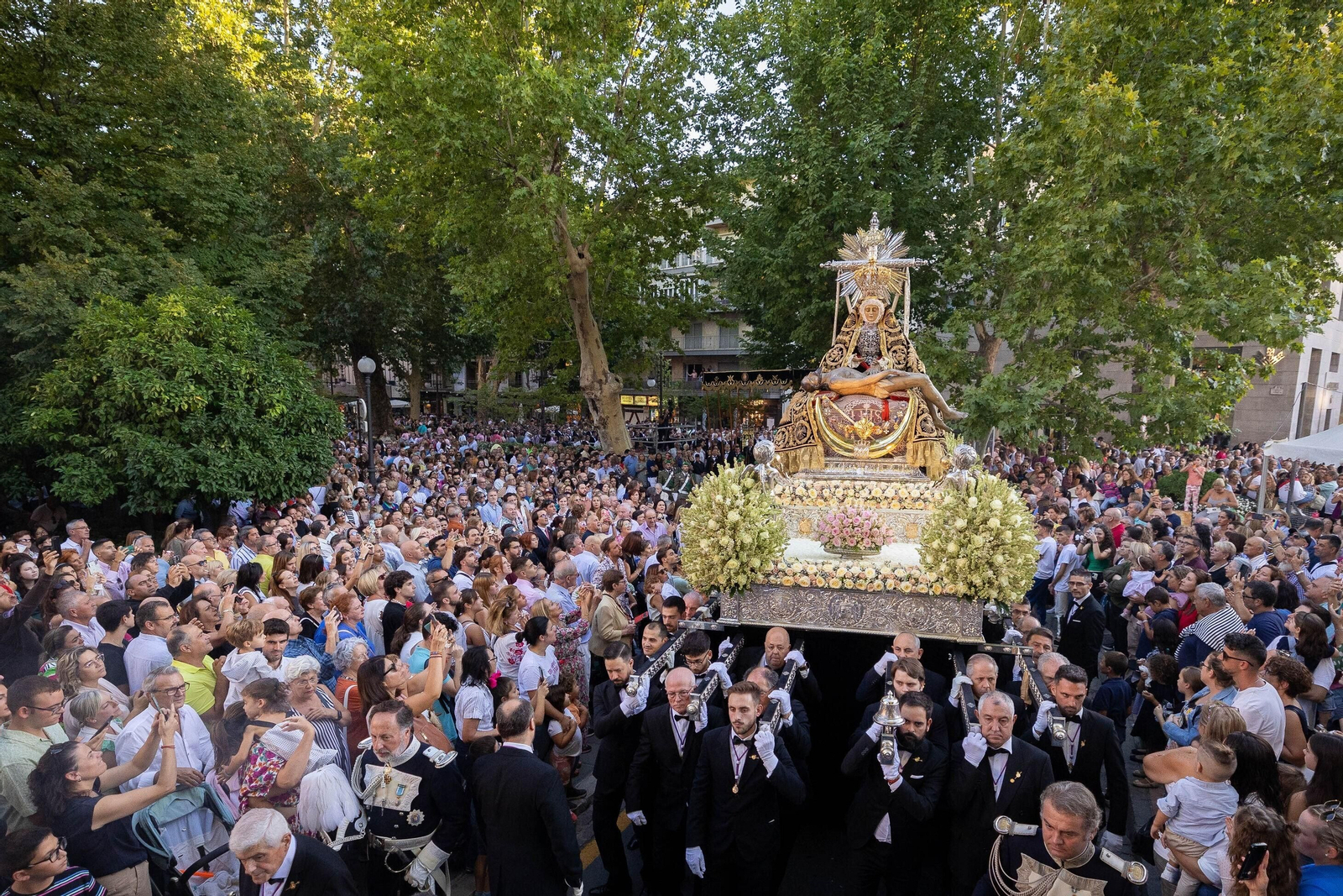 Fotos: así ha sido la procesión de la Virgen de las Angustias de Granada