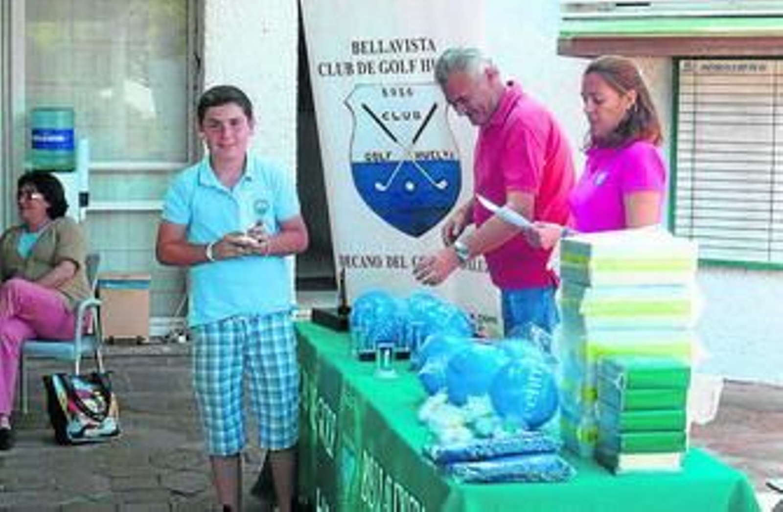 Sergio Ronchel, recogiendo su trofeo conseguido ayer.