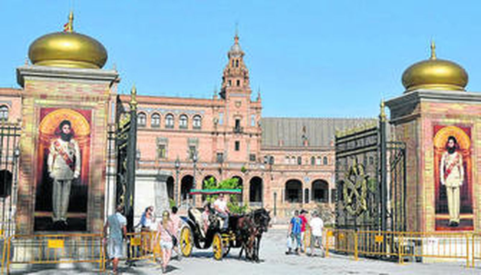 1. Aspecto de la Plaza de España,  ayer por la tarde. 2. Baron Cohen,  en uno de sus provocadores actos de promoción, caracterizado como tirano psicodélico. 3. En el papel de Borat Sagdiyev. 4. Brüno, reportero ultragay, con tres admiradores. 5. Preparativos del rodaje, el pasado jueves.