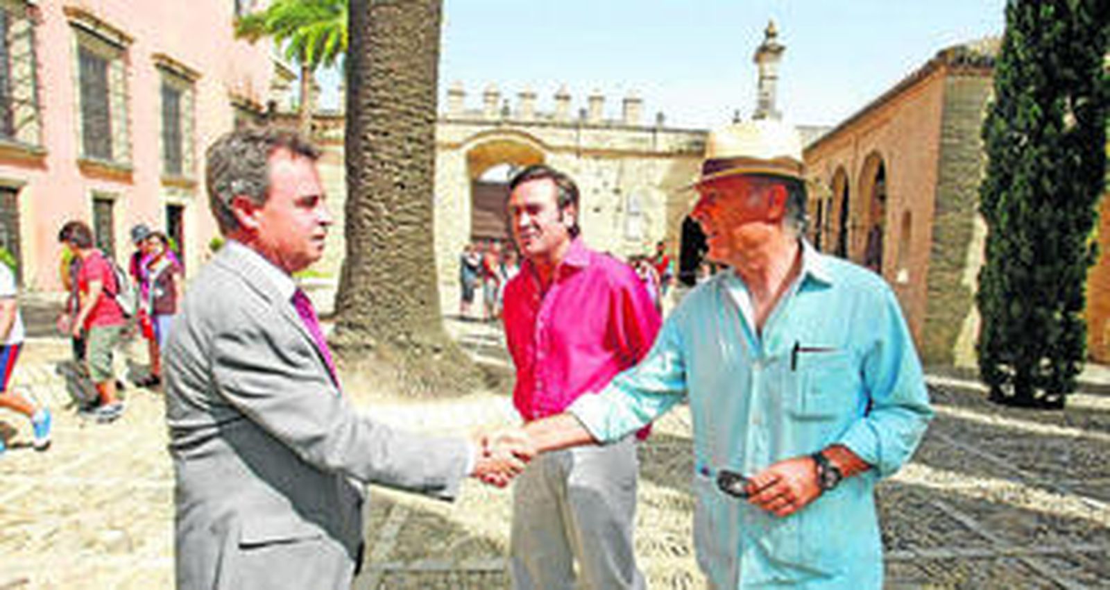 El delegado Antonio Real saluda a José Manuel Soto y Fernando Hernández, ayer, en el Alcázar.