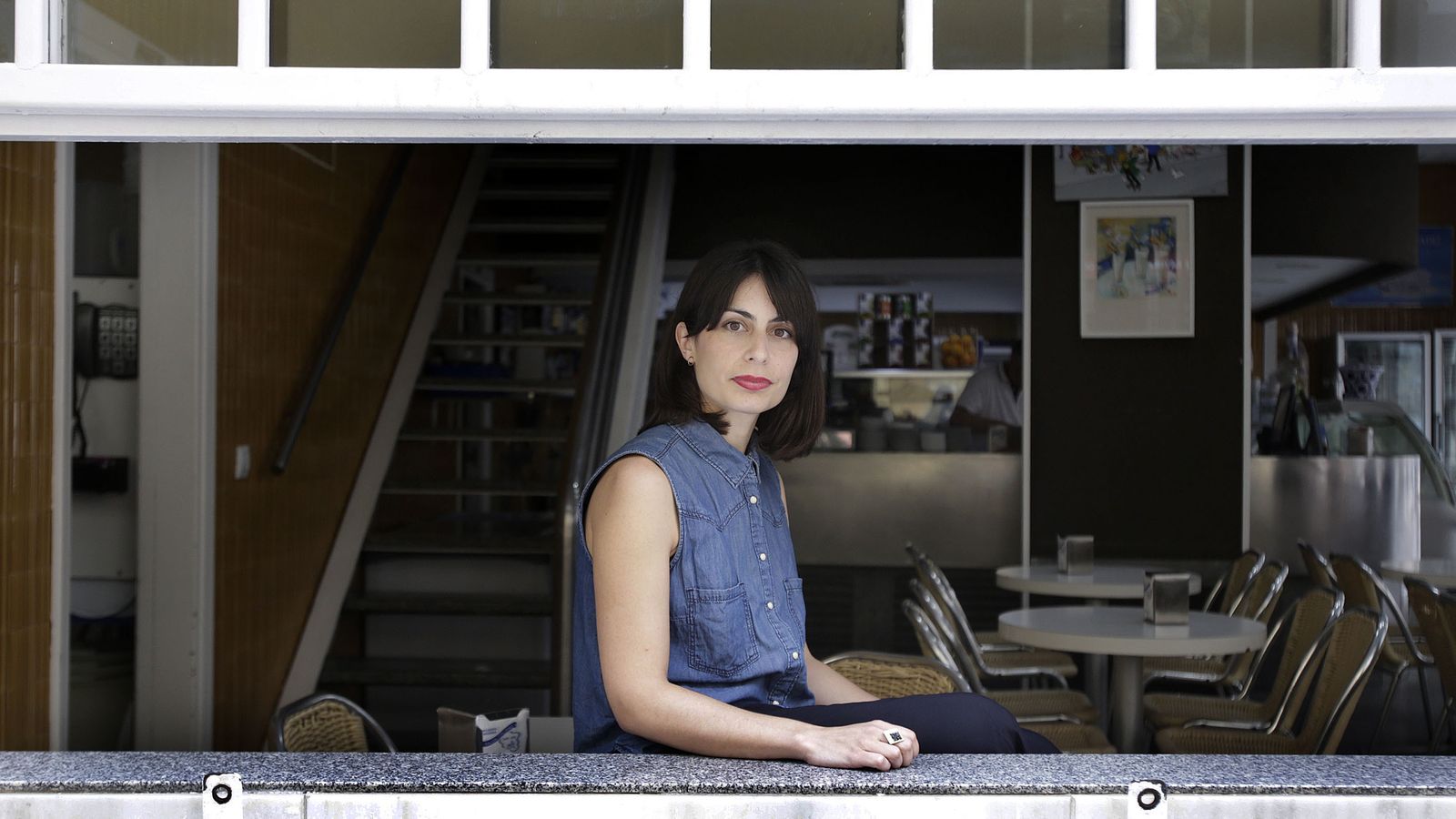 La cineasta Celia Rico Clavellino, en el célebre establecimiento Los Italianos de Cádiz.