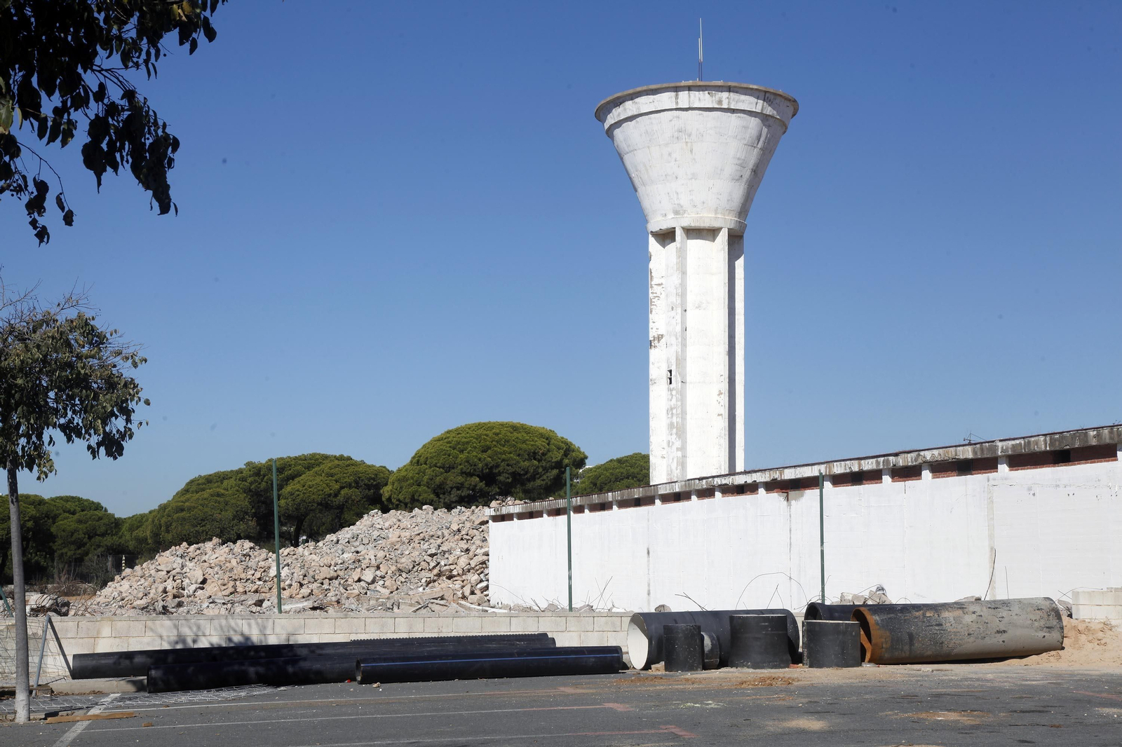 Obras de derribo paralizadas en los terrenos de las dos torres.