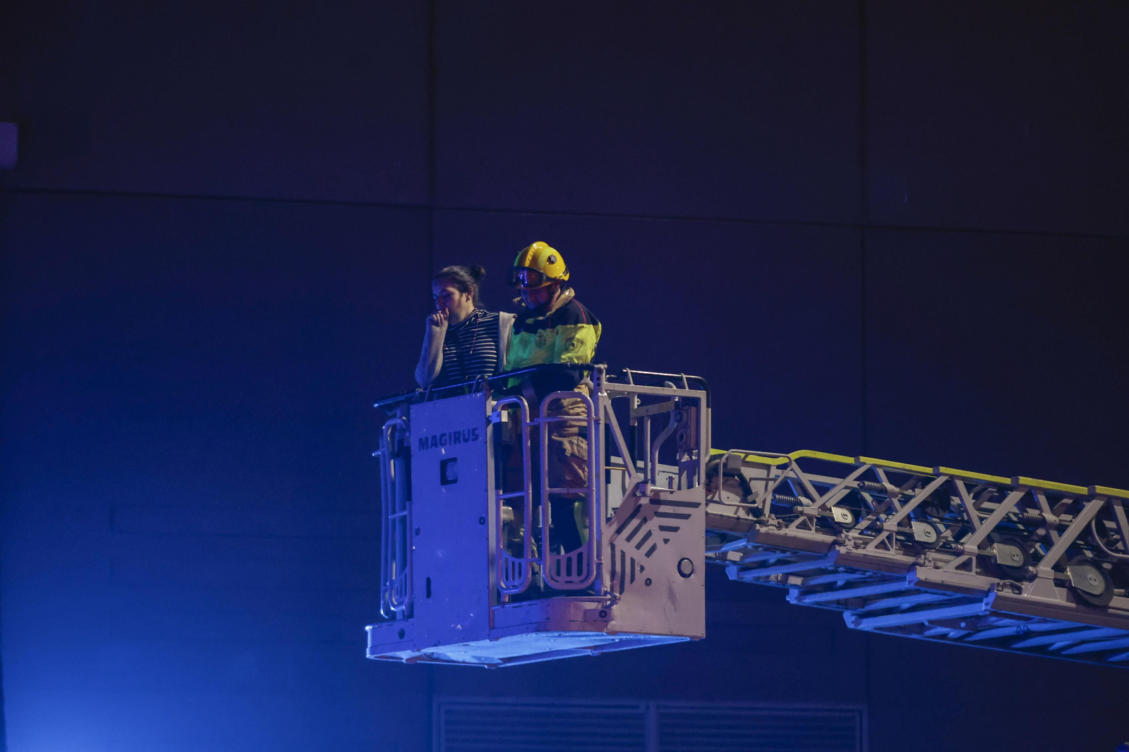 Las imágenes del incendio en el Hotel Isla de la Cartuja