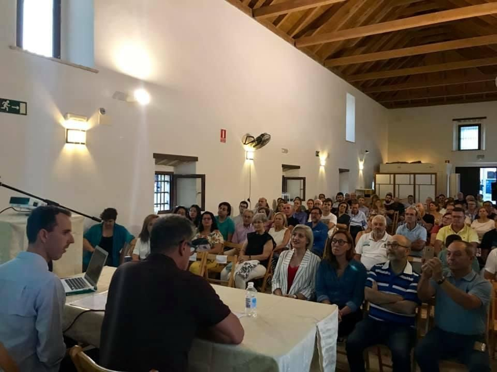 Pablo Bernal (i.), junto al presentador de su ponencia, en el molino de mareas del Zaporito.