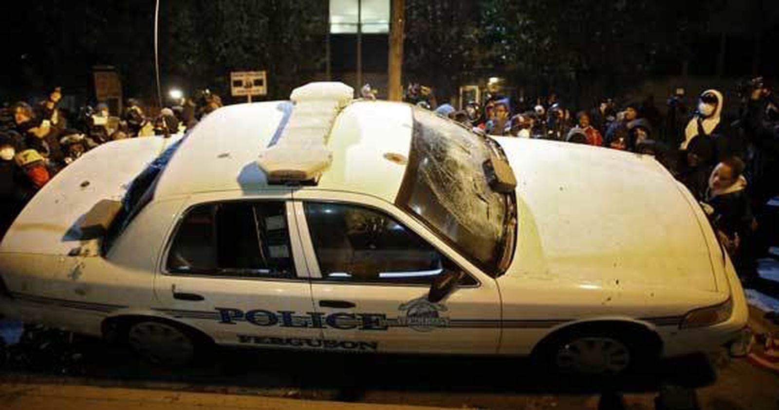 Cientos de manifestantes vuelven a desafiar a la Policía en Ferguson