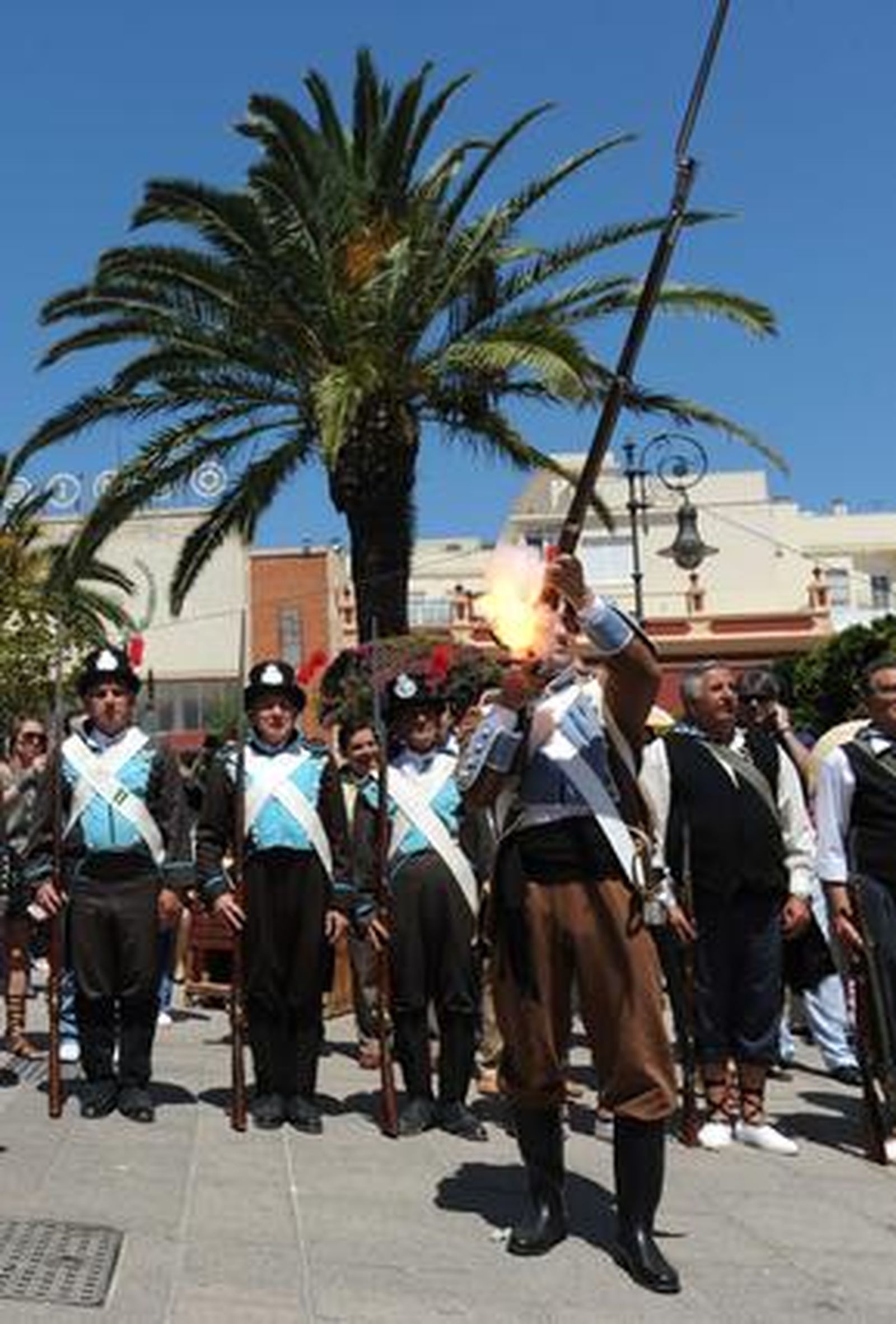 Unas 200 personas participan en el desfile de presentación del pendón de Fernando VII, recuperado para el Diez, ataviados con uniformes históricos.

Foto: Elias Pimentel