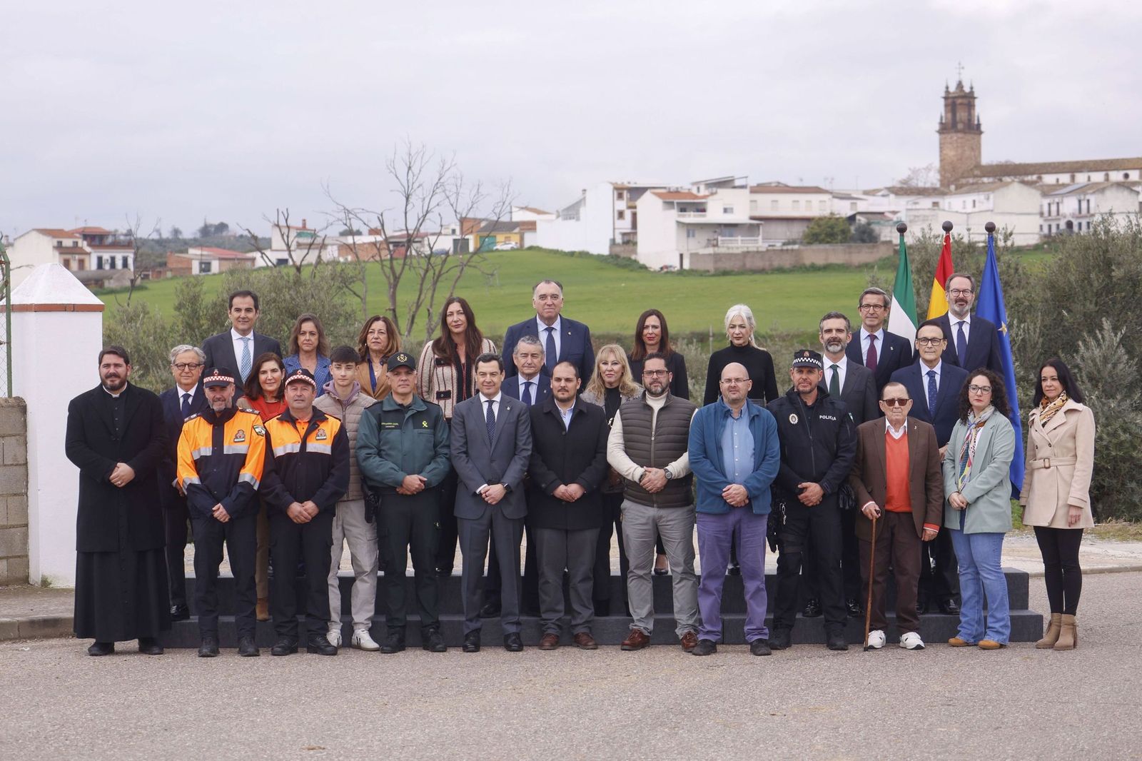 El presidente de la Junta de Andalucía Juanma Moreno (c) ,consejeros del Gobierno y autoridades de Adamuz, en la fotografía de familia tras aprobar en el Consejo de Gobierno de la Junta otorgar la Medalla de Andalucía al pueblo de Adamuz (Córdoba)