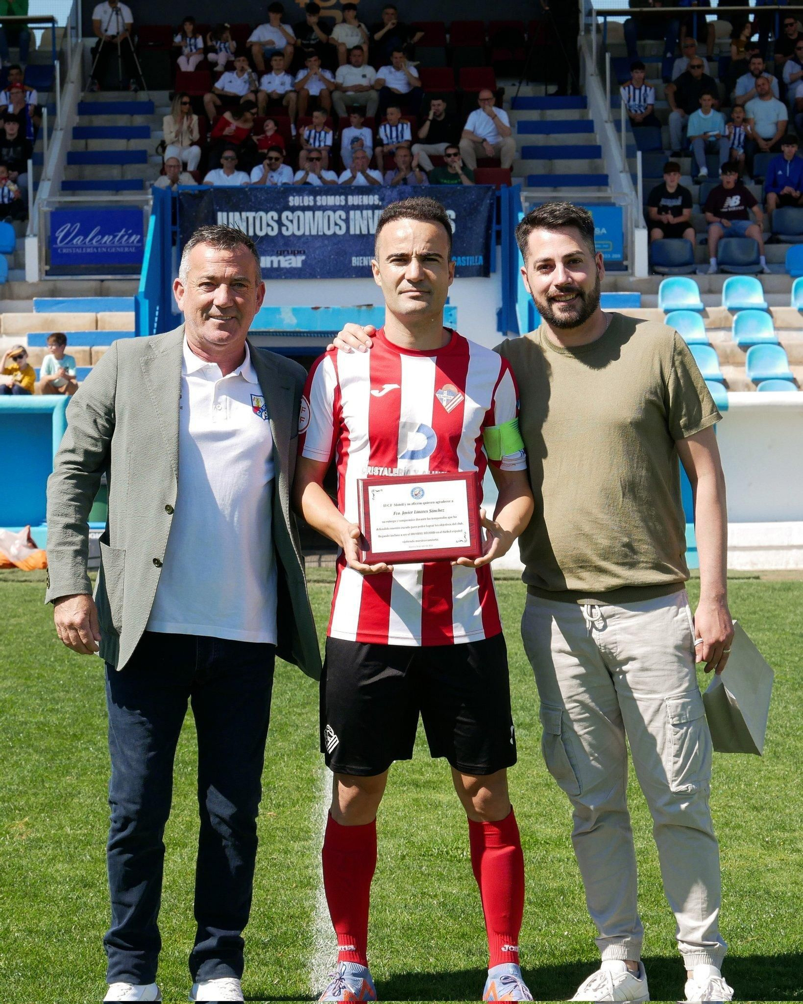 El almeriense Linares recoge una placa de reconocimiento por su paso por el Motril antes del encuentro.