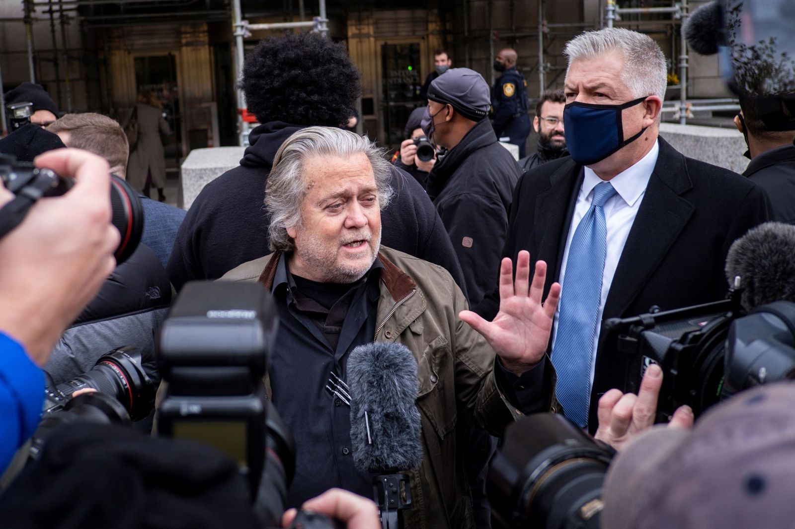 Steve Bannon se entrega a las autoridades.