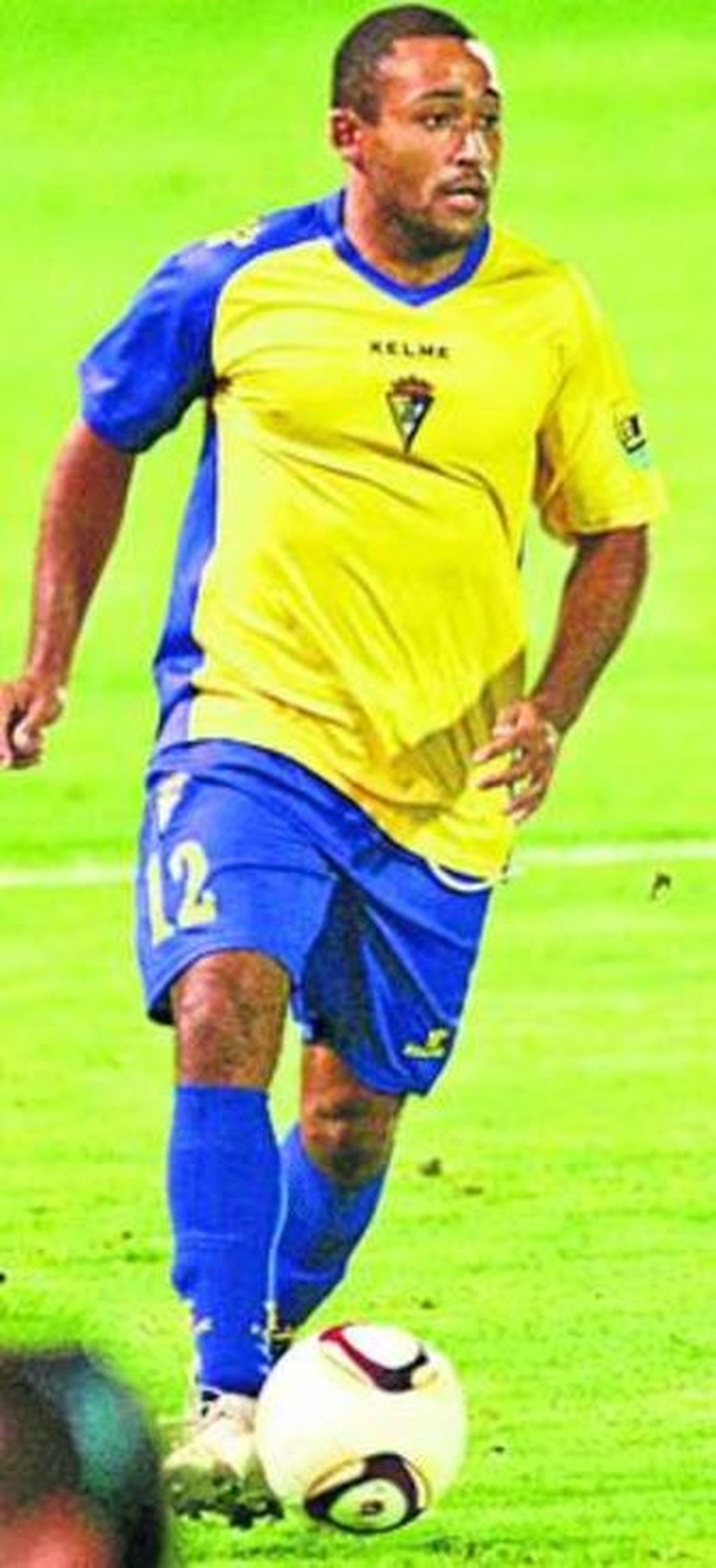 Ikechi Anya (i) y David Ferreiro, en acción en el partido jugado contra el Ceuta en el Ramón de Carranza.