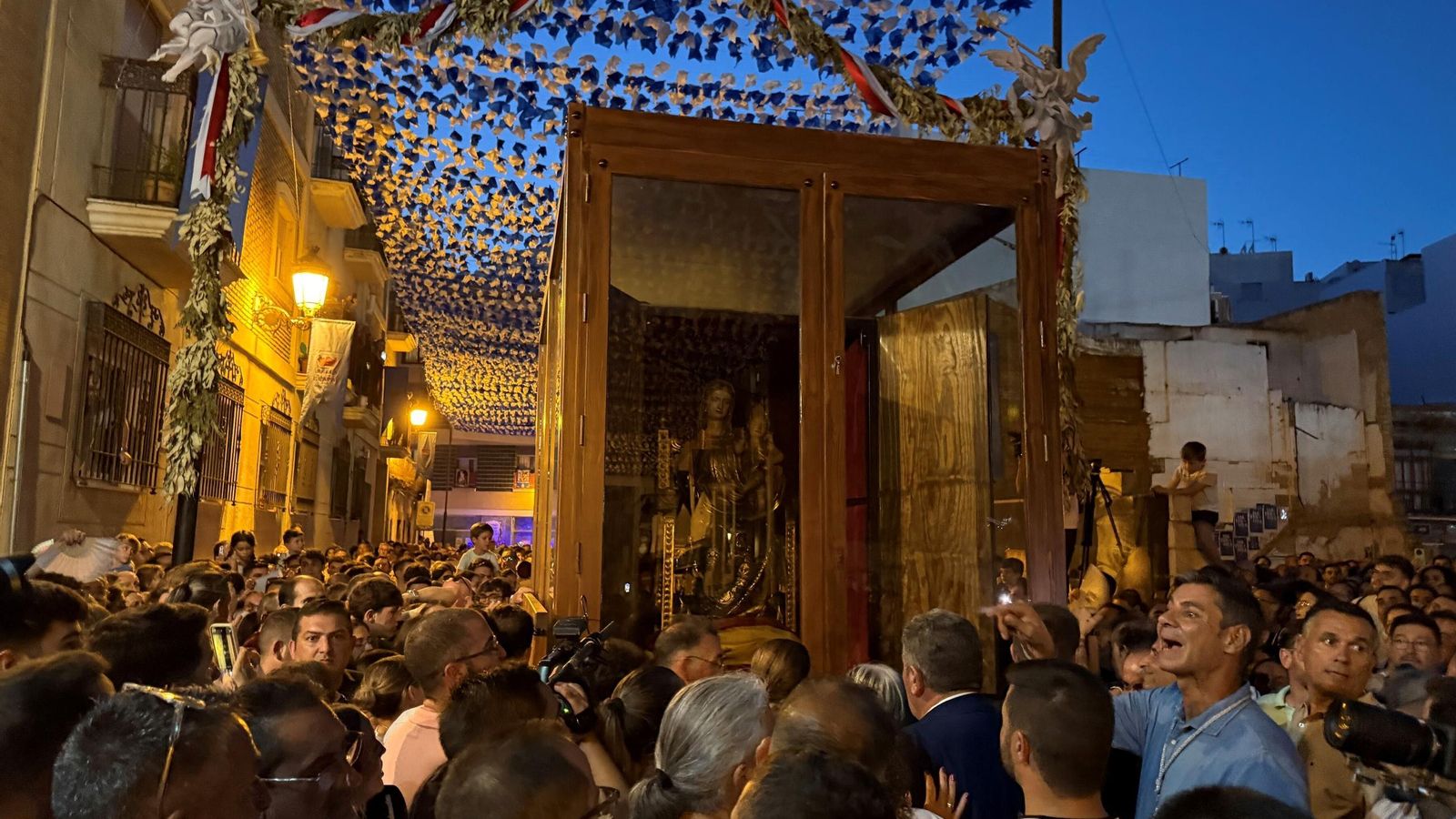 La Virgen de la Bella, en su llegada a la capilla del Calvario.