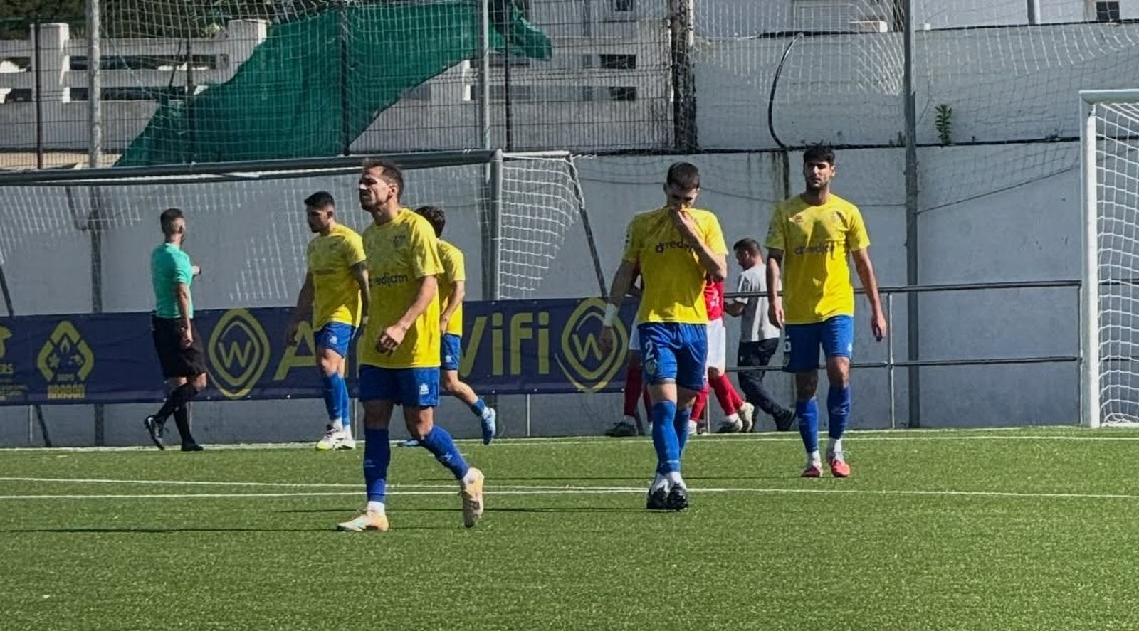 Decepción de los conileños tras encajar el primer gol.
