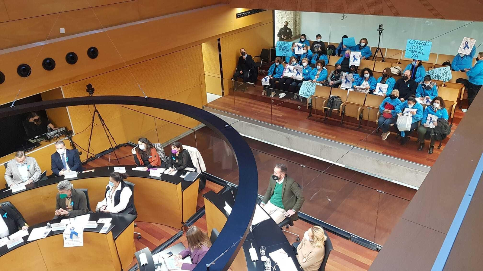 Trabajadoras de ayuda a domicilio de San Fernando, durante el debate sobre las mociones para mejorar el servicio.