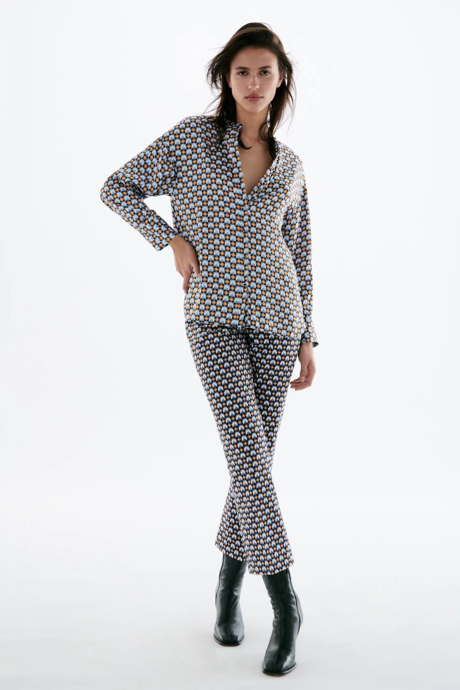 Conjunto de estampado retro de Zara.