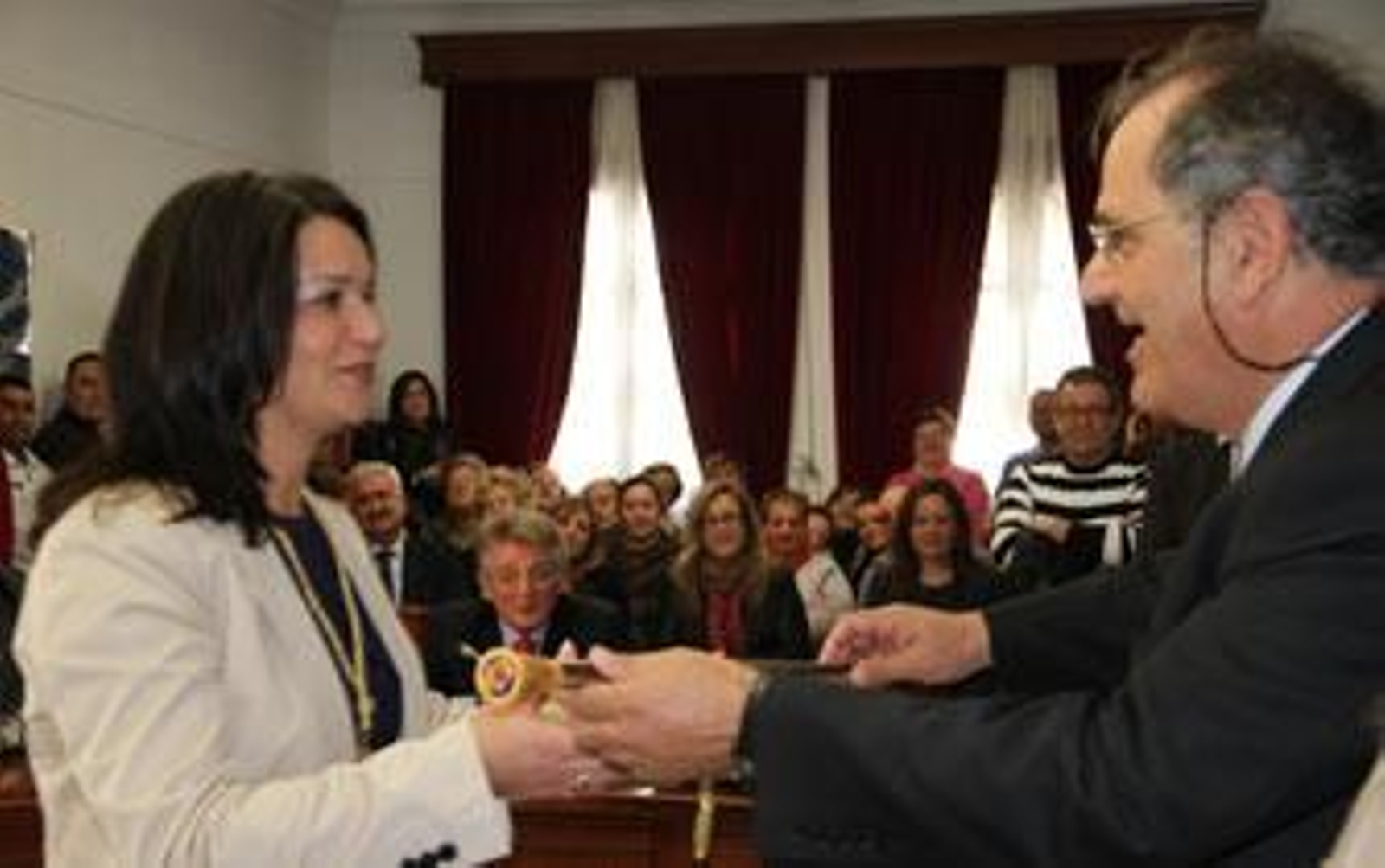 Romero ya es alcaldesa de Benalup con Cabaña sentado "a un metro y medio"