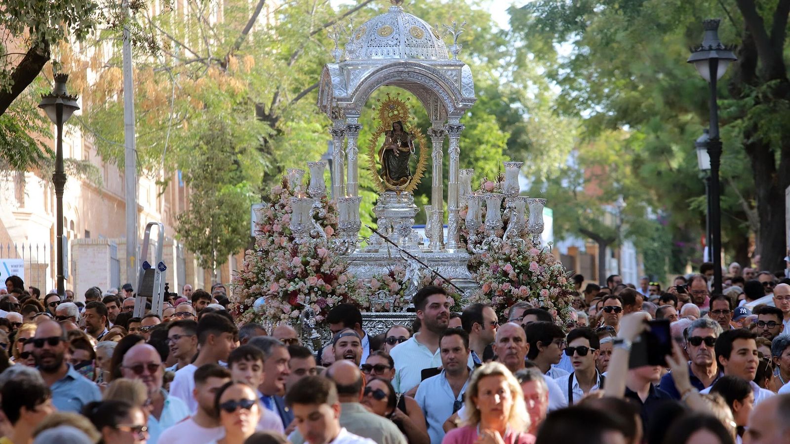 La Virgen de la Cinta por la avenida Manuel Siurot en su último traslado al centro de la ciudad.