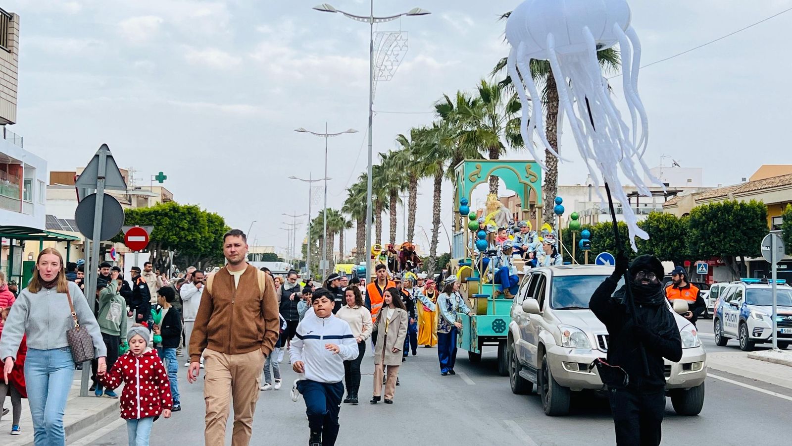 Níjar vibra con su cabalgata por partida triple: San Isidro, Campohermoso y la Villa reciben a Sus Majestadas