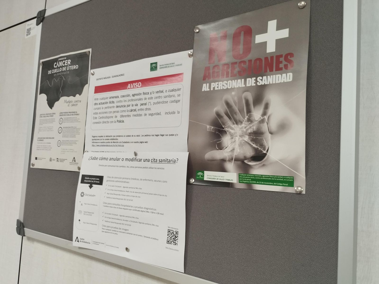 Cartel contra las agresiones, en un centro de salud de la capital.