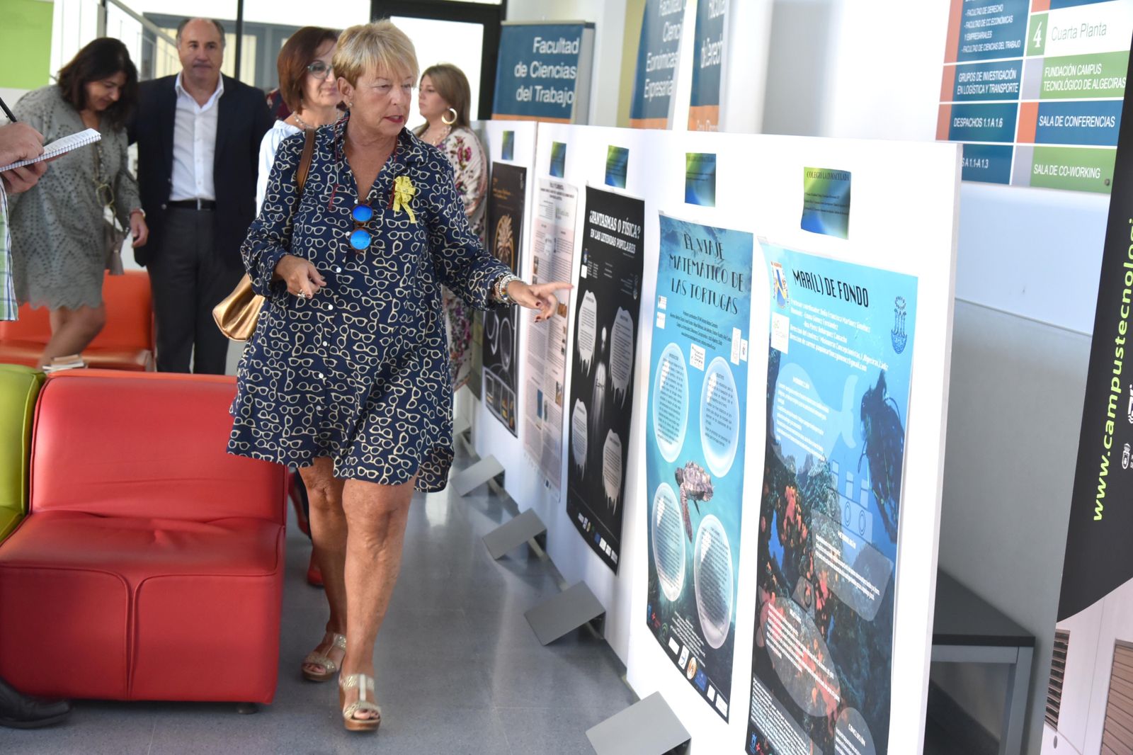 Ana Villaescusa, alma máter de Diverciencia, señala algunos de los trabajos.