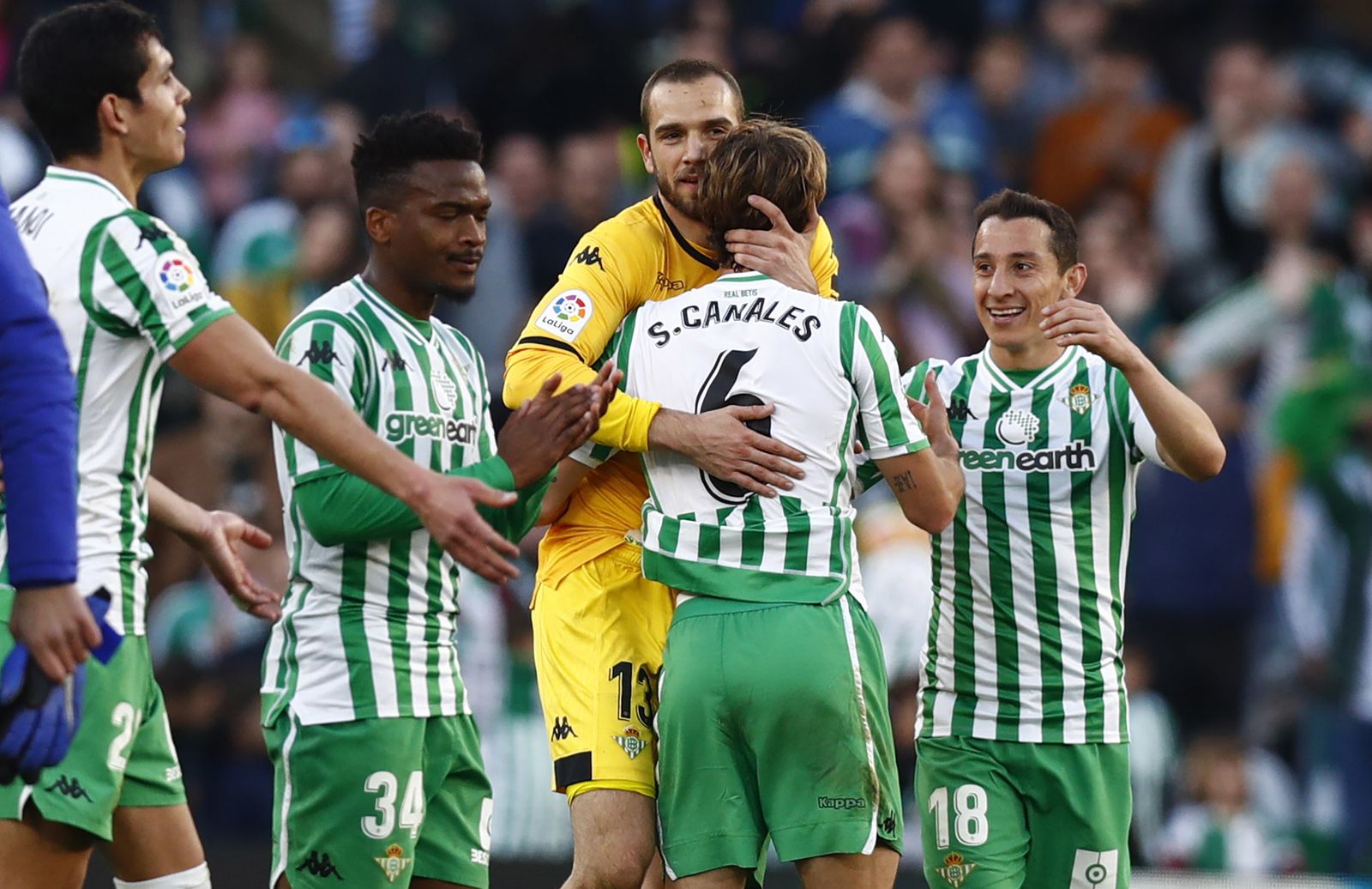 Pau, Kaptoum y Guardado se disponen a felicitar a Canales al finalizar el partido.