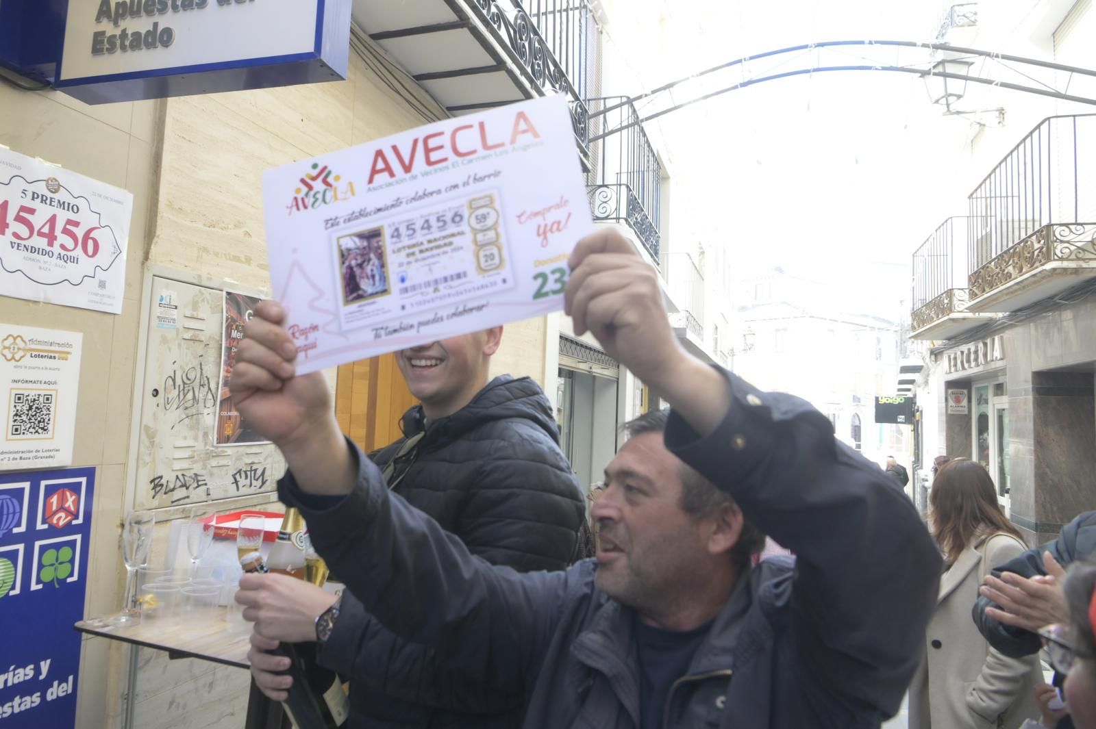 Uno de los premiados muestra un décimo de la asociacion premiada