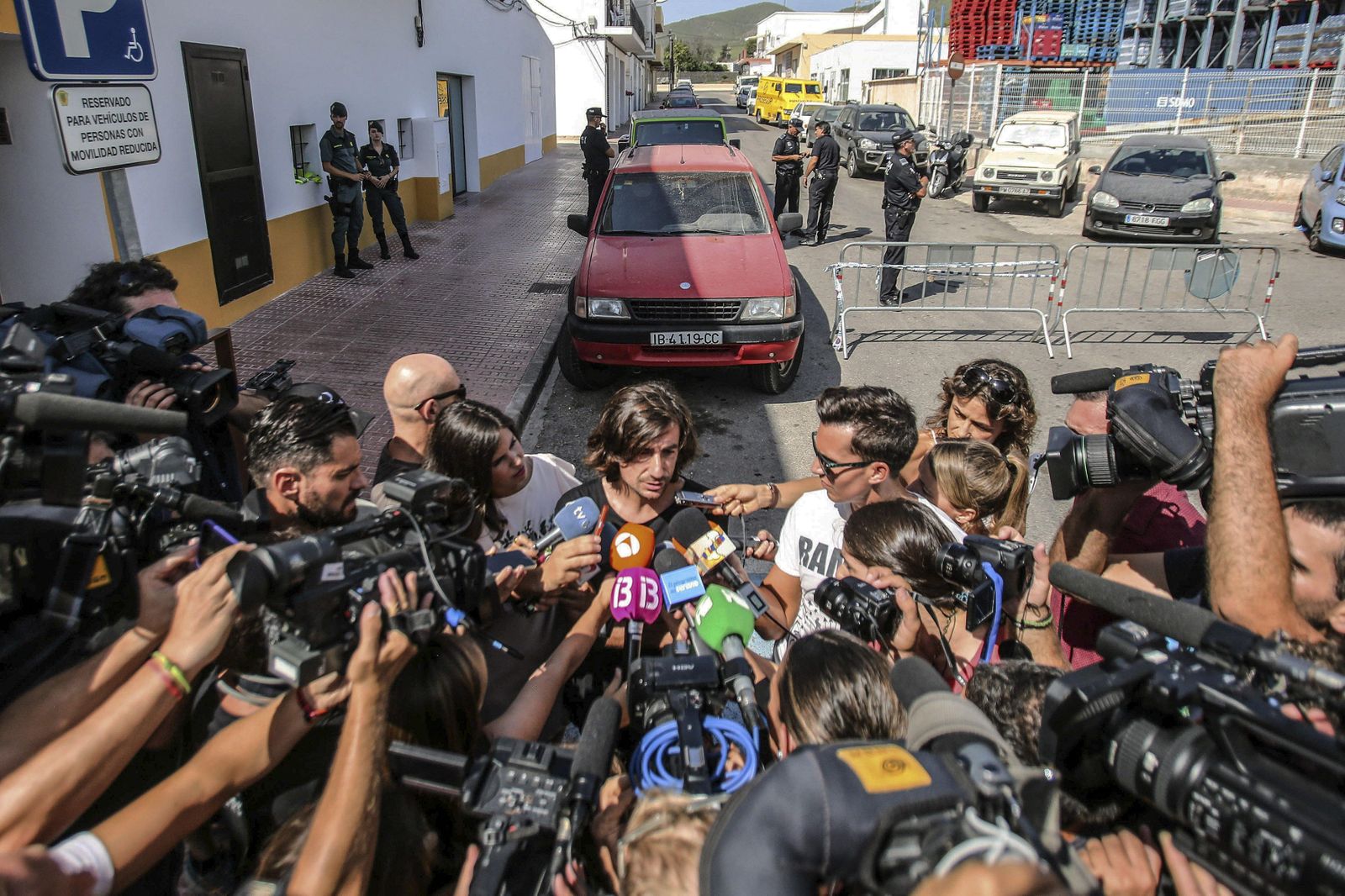 Gelete Nieto, hijo de Ángel Nieto, atiende a los medios a las puertas del tanatorio de Ibiza.
