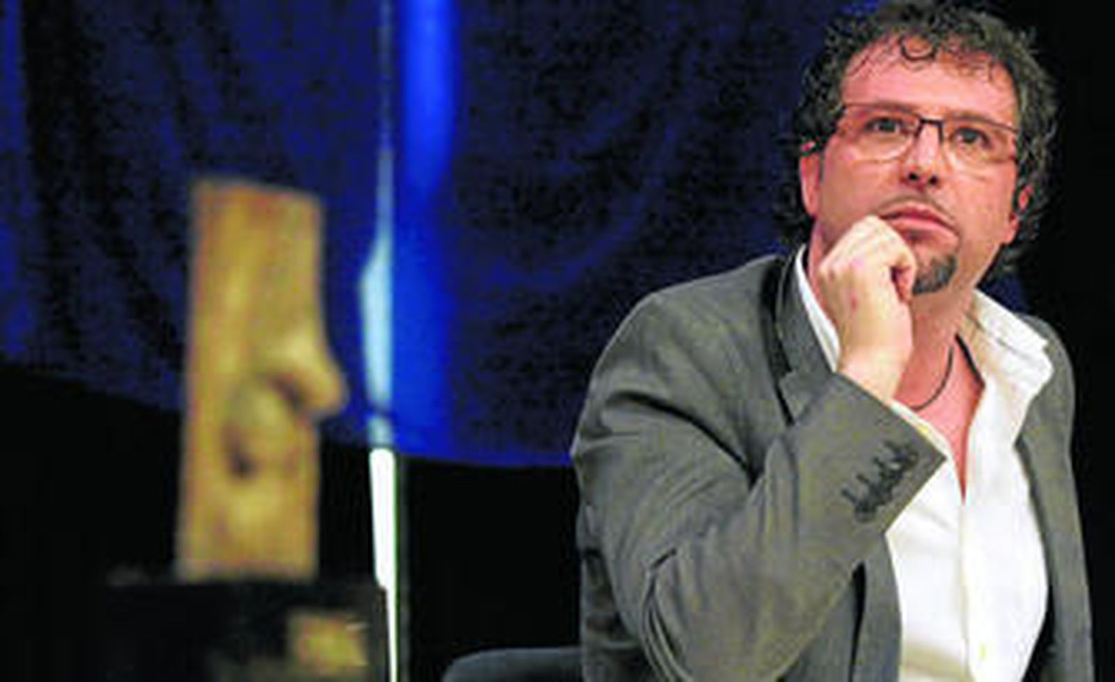 José Antonio Orfila y el galardón, obra de Eugenia Esteban.