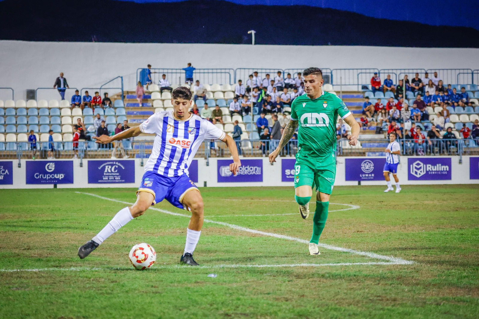 El CF Motril aprovechó la inferioridad númerica del Real Jaén para llevarse el triunfo.