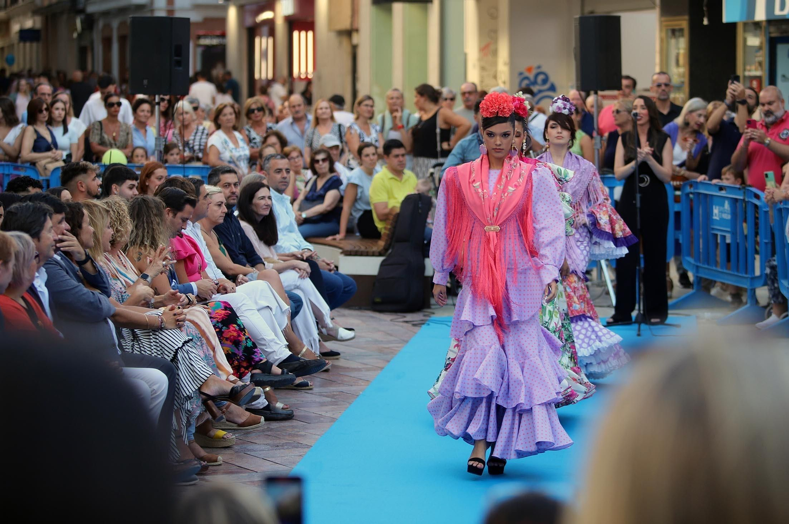 Imágenes de Huelva en blanco y azul, la noche del comercio