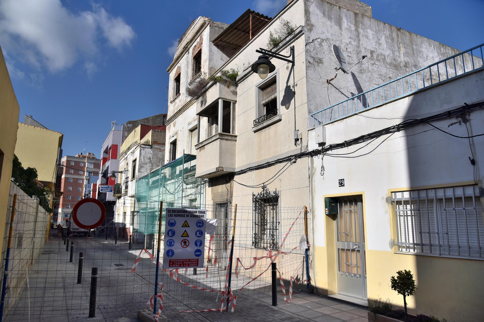 Calle Comandante Gómez Ortega, cortada por el peligro de derrumbe.