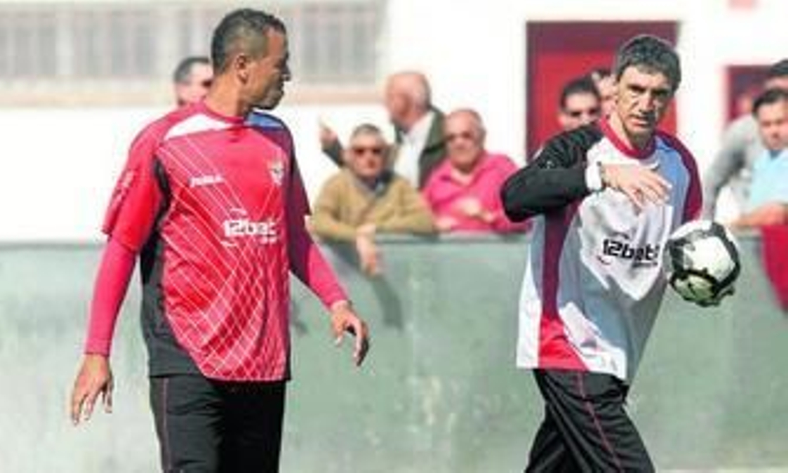Luis Fabiano atiende a Antonio Álvarez en un entrenamiento reciente.