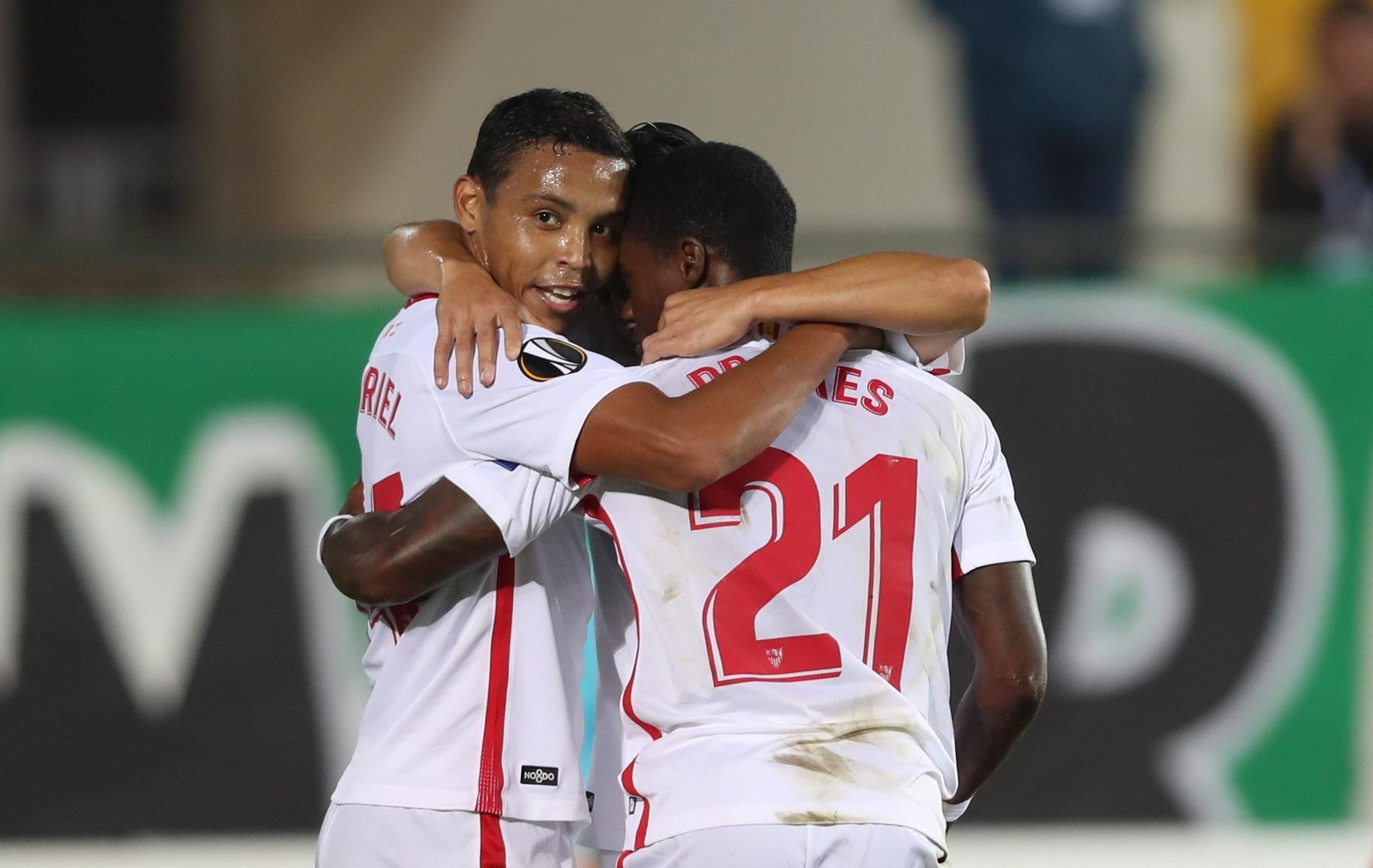 Muriel es felicitado por sus compañeros tras marcar.