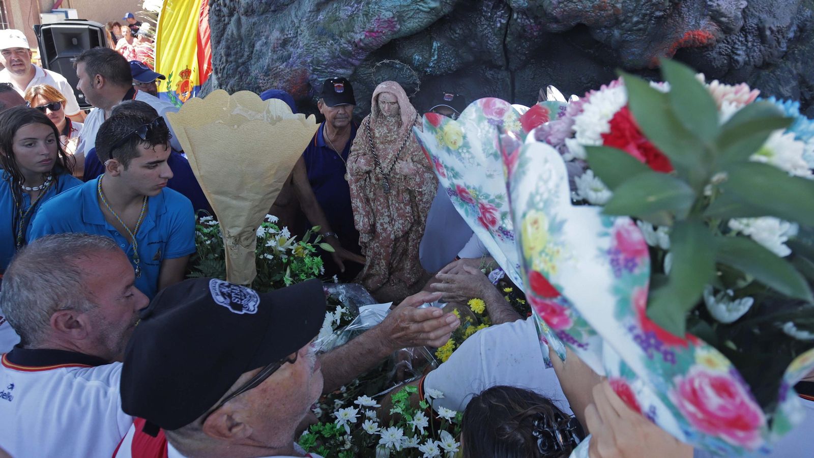 Ofrenda de flores en la plaza Virgen del Mar de El Rinconcillo Ofrenda de flores en la plaza Virgen del Mar de El Rinconcillo