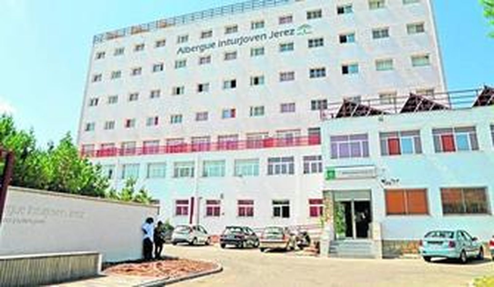 Dos de las mujeres subsaharianas, durante la mañana de ayer a las puertas del Albergue Inturjoven.