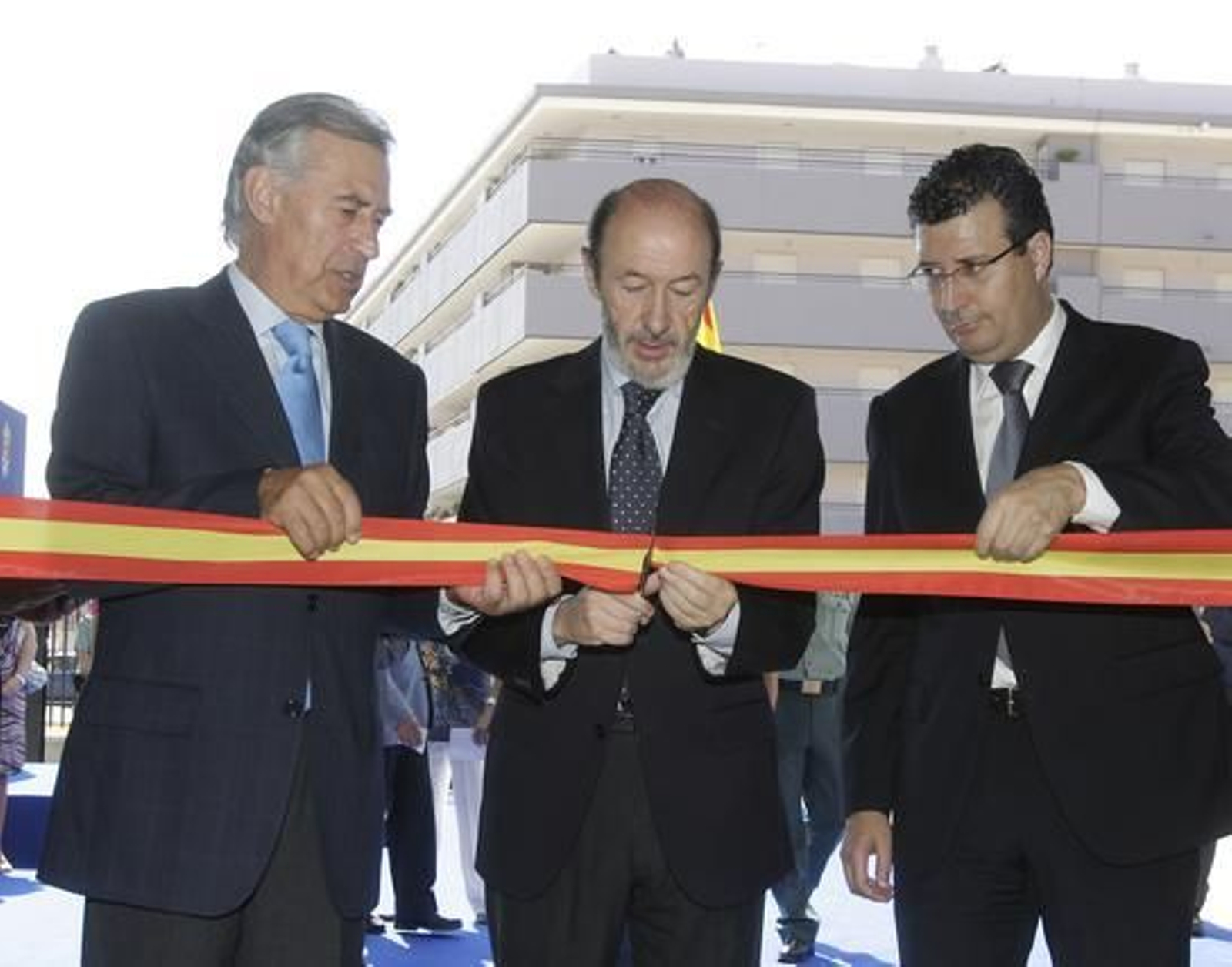 Momento en el que el ministro de Interior corta la banda que inaugura el nuevo cuartel.

Foto: José Ángel García