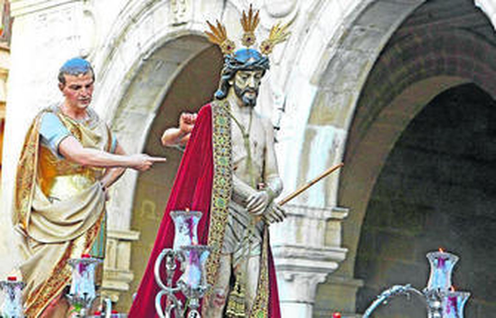 El paso de misterio del Ecce Homo, tras salir de San Dionisio, pasa frente al Cabildo antiguo en busca de la Carrera Oficial.